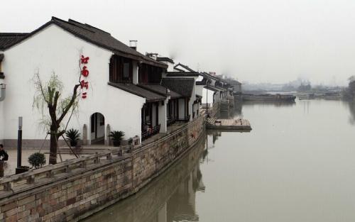 张庭方否认迪拜花两亿买房,指出网传信息为造谣,之前曾解封96套房